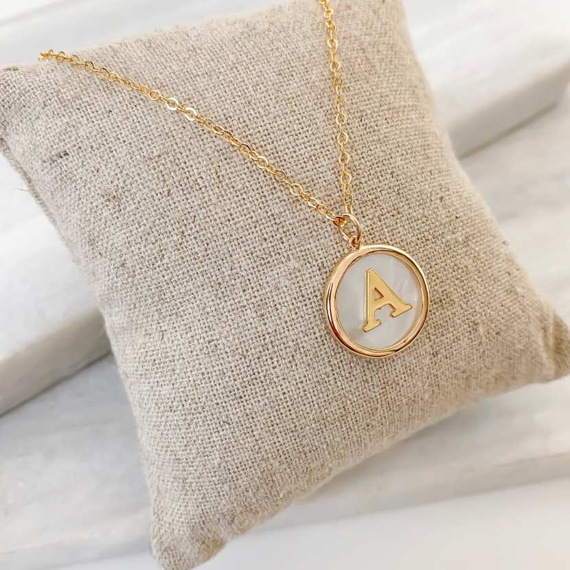 Collier médaille nacre initiale