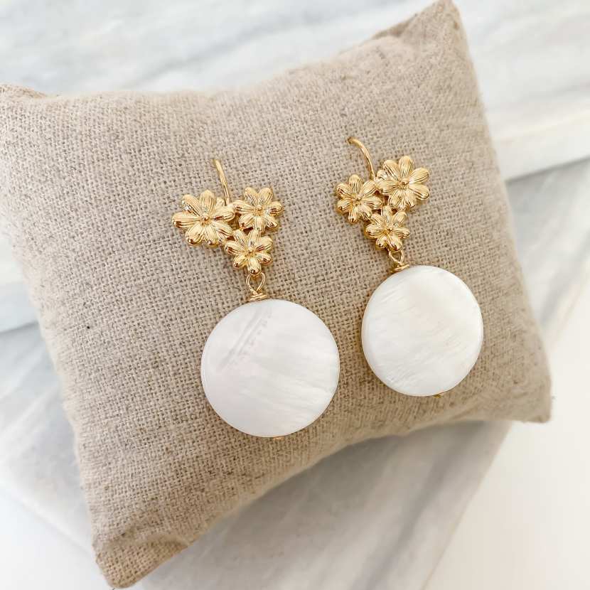 Boucles dormeuses fleurs plaqué or et pendentif nacre ronde blanche